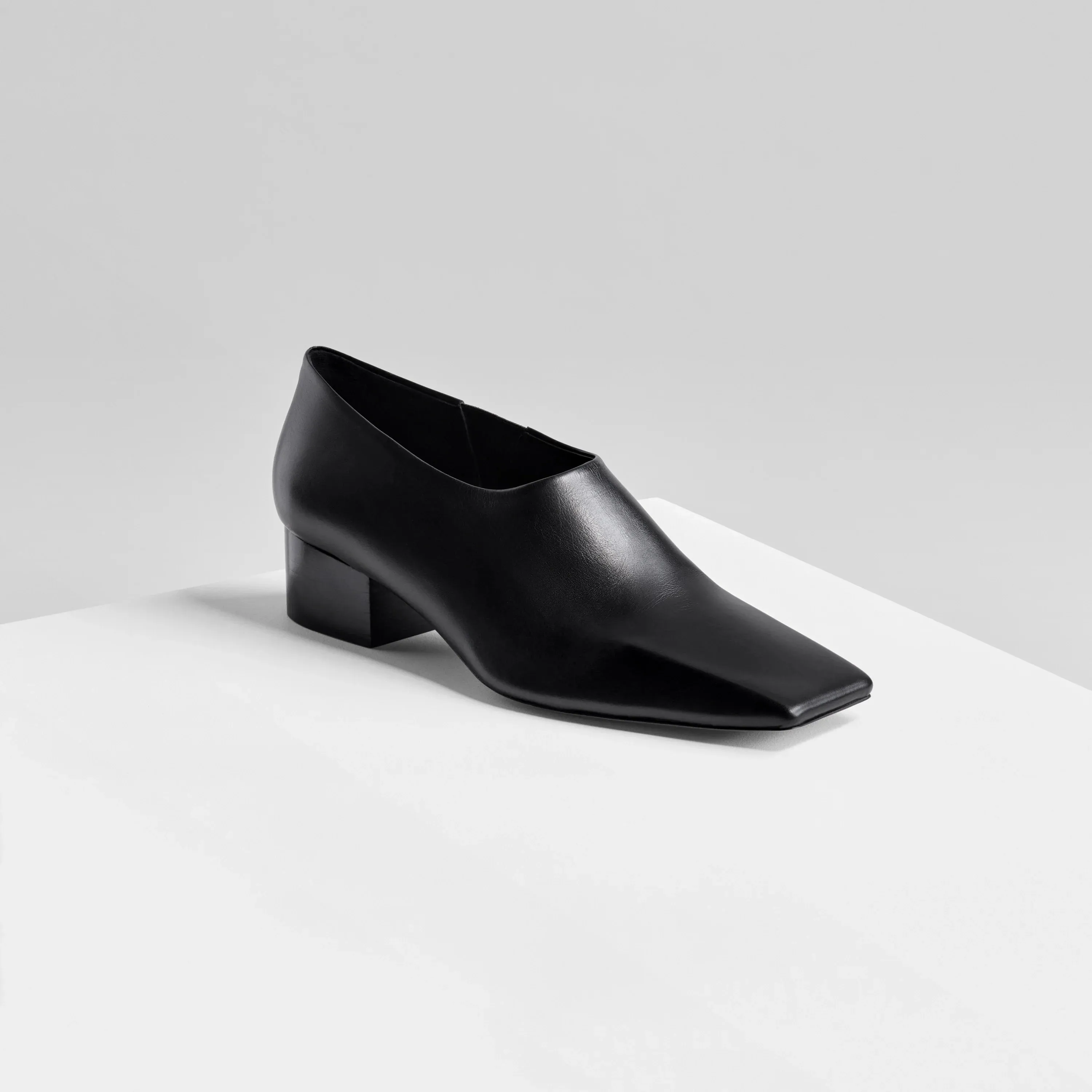 SQUARE EDGE TOE SLIP ON | black leather
